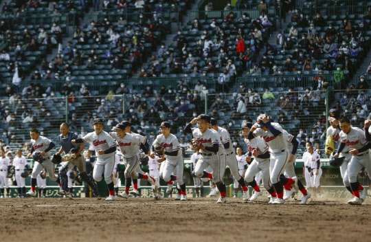 24일  교토국제고 선수들이 10회 연장 승부 끝에 5-4 승리가 확정되자 환호하고 있다. [사진제공=연합뉴스]